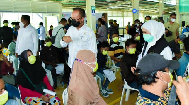 Menperin Agus Pantau Langsung Vaksinasi Pekerja Sektor Industri di Jatim