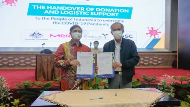 Merck Salurkan Bantuan Ambulans dan Alkes Tangani Gelombang Kedua Covid-19 