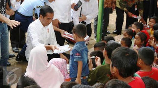 Presiden Jokowi Bagi-Bagi Buku pada Masyarakat Cipanas 