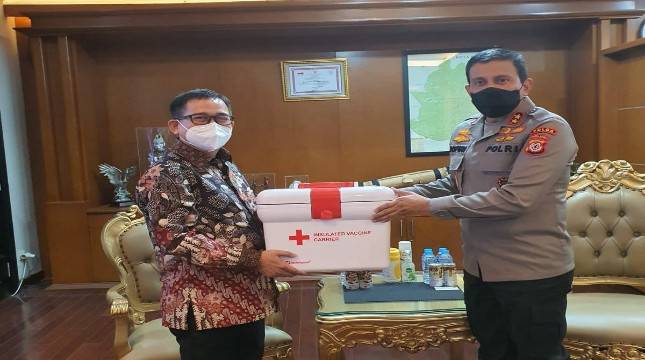 PTPP Serahkan Vaccine Carrier Kepada Polda Jawa Barat
