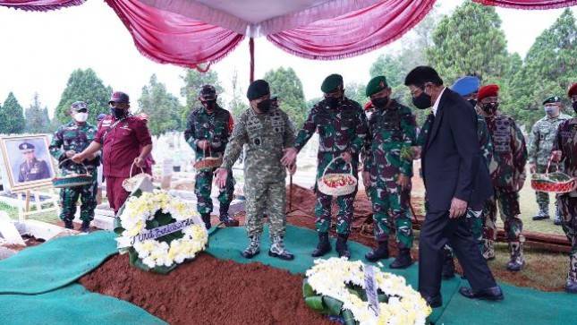 Pangkostrad Letjen TNI Dudung Abdurachman Hadiri Pemakaman Mantan Panglima Kostrad Letjen TNI (Purn) Kuntara