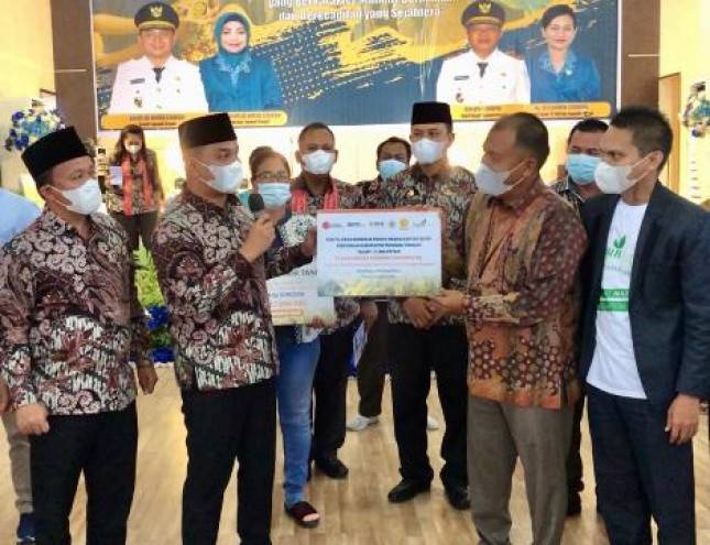 Bupati Tapanuli Tengah & BNI Serahkan Penyaluran KUR Pertanian Padi