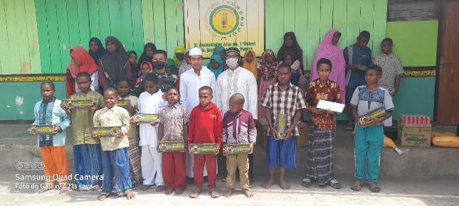 Satgas Pamrahwan Yonif RK 751 VJS Berikan Bantuan Sembako dan Kain Sarung  