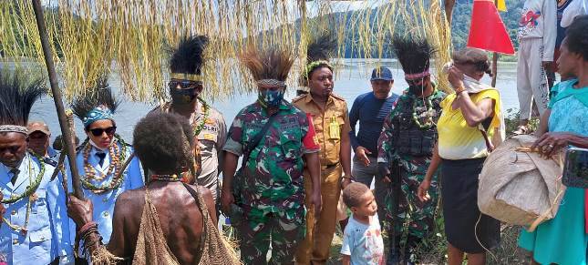 Satgas TNI Pamrahwan Yonif RK 751/VJS Hadiri Pembentukan 2 Kampung Baru di Mamberamo Raya