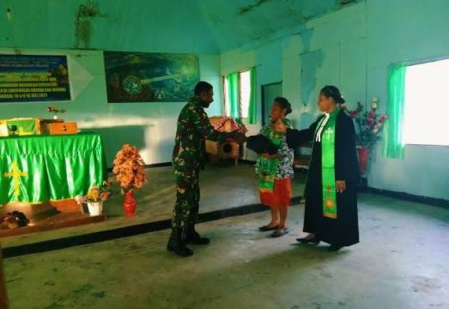 Satgas Yonif RK 751/VJS Bagikan Alkitab di Kabupaten Yahukimo Papua