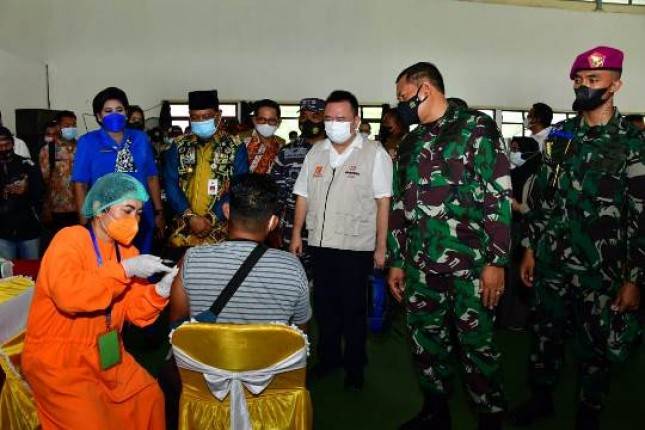 Kasal Yugo Margono Wakili Panglima TNI  Hadi Tjahjanto Tinjau Vaksinasi di Kabupaten Kotabaru Kalsel