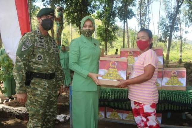 Yonif Raider 509 Kostrad Ziarah Tabur Bunga dan Berbagi Sembako ke Warga  Terkait HUT ke 74