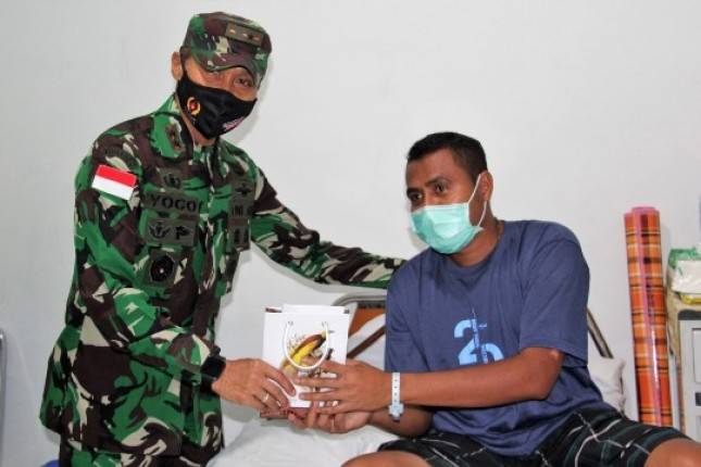 Pangdam XVII/Cenderawasih Menjenguk Nakes Di RS Marthen Indey  