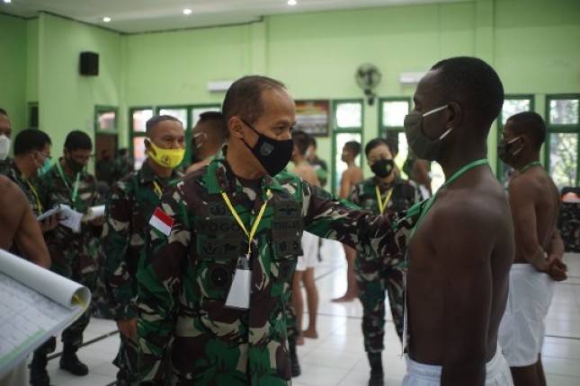 Pangdam XVII/Cenderawasih Mayjen TNI Ignatius Yogo Triyono Pimpin Sidang Parade Calon Bintara PK TA 2021