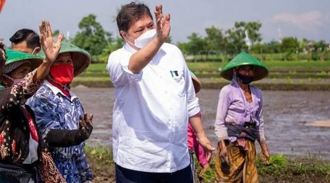 Luar Biasa TOP! Menko Airlangga Rela Belepotan Lumpur Temani Petani Millenial di Klaten, Jawa Tengah