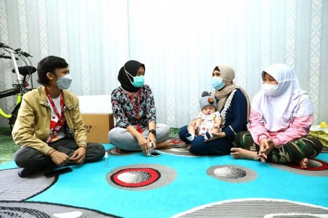 Betapa Terharunya Istri Komedian Alm Sapri Saat Perusahaan Logistik Ini Mendadak Datang Berikan Beasiswa untuk Anaknya
