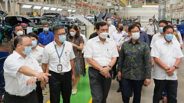 Wow Luar Biasa! Tiga Menteri Jokowi Barengan Kunjungi Pabrik Wuling Motors, Nyobain Mobil Listrik