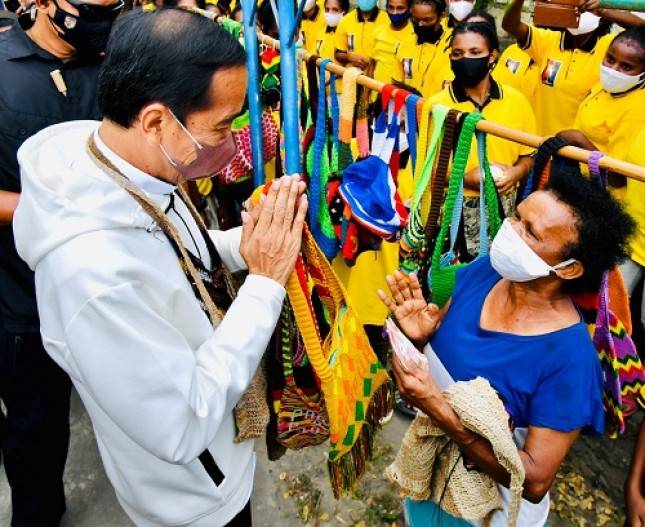 Senyum Ceria Mama Paulina Adi, Tiba Tiba Didatangi  Presiden Jokowi dan Membeli Noken-Tas Terbuat Dari Kulit Kayu