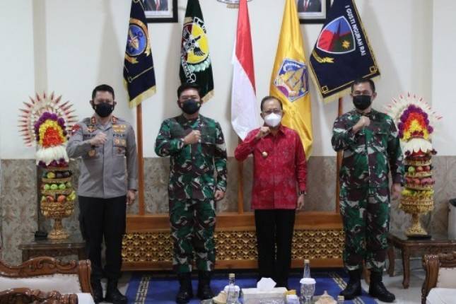 Panglima TNI Marsekal TNI Hadi Tjahjanto Berikan Piagam Penghargaan Kepada Gubernur dan Forkopimda Bali
