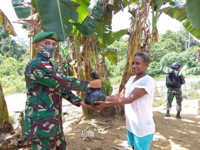 Masyarakat Perbatasan RI-PNG Terima Donasi Sembako dari Satgas Yonmek 403