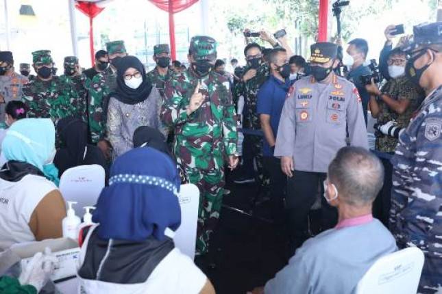 Panglima Marsekal TNI Hadi Tjahjanto Tinjau Serbuan Vaksinasi di RSNU Banyuwangi