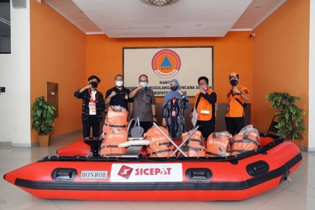Ingat Banjir Pernah Tengggelamkan 19 Kecamatan di Kabupaten Bekasi! Perusahaan Logistik Ini Gercep Antisipasi, Siapkan Bantuan Perahu Karet