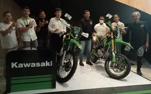 Tim Jelajah Kebangsaan Wartawan  Terima Empat Unit Motor Kawasaki