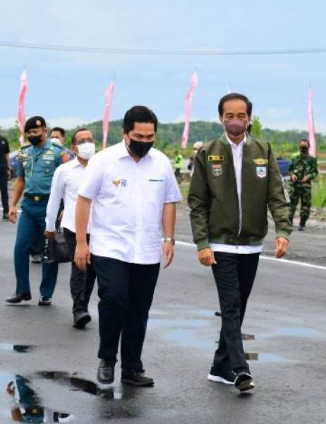 Menteri BUMN Erick Thohir  Dampingi Presiden Jokowi Resmikan Pabrik Biodiesel di Kalimantan Selatan
