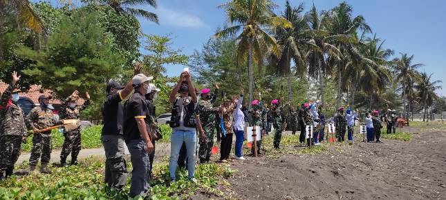 Bakamla RI Peduli Lingkungan Tanam 1.000 Pohon Cemara di Pesisir Pantai Lampon