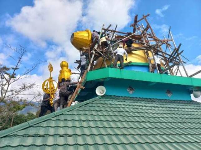 Satgas Pamrahwan Yonif RK 751/VJS Bersama Masyarakat Laksanakan Pemasangan Kubah Masjid  