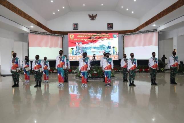 Pangdam XVII Cenderawasih Mayjen Ignatius Berikan Piagam Penghargaan Kepada Atlet Berprestasi PON XX 