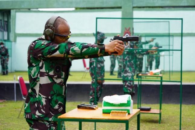 Pangdam XVII/Cenderawasih Laksanakan Latihan Menembak Bersama Panglima Divisi 2/Kostrad dan Pejabat Kodam