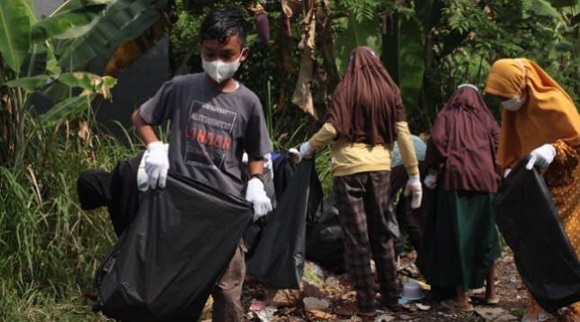 Jababeka Berikan Edukasi Lingkungan kepada Bank Sampah Anak di Desa Jatibaru