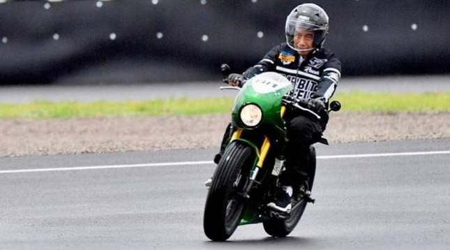 Gunakan Kawasaki W175 Bergaya Bobber, Presiden Jokowi 'Nge-gas' di Sirkuit Mandalika