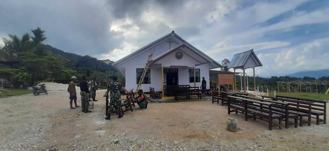 Satgas Yonif RK 751/VJS Bersih-Bersih dan Rapihkan Gereja GKI Kobakma Mamberamo