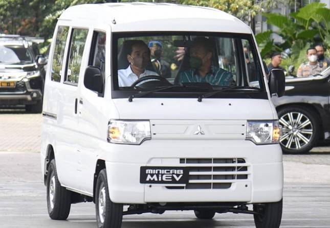 Presiden Jokowi 'Icip-icip' Minicab MiEV Milik Mitsubishi di GIIAS 2021