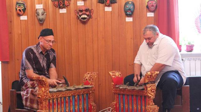 Promosikan Wisata, Indonesia Pamerkan Karya Fotografi dan Topeng Khas Bali di Hongaria