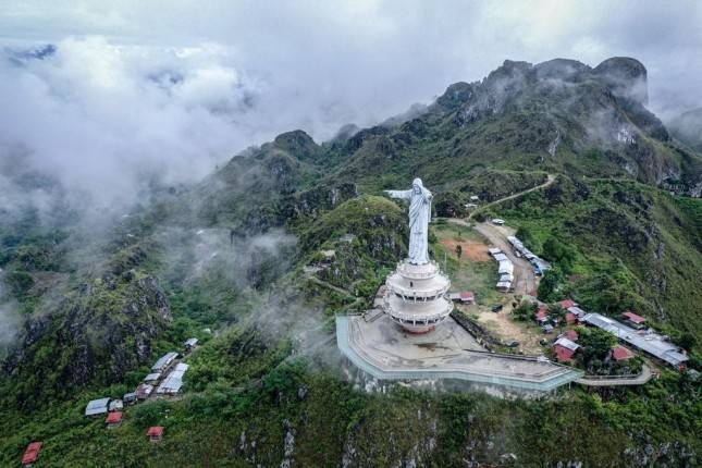 Menparkekraf Sebut Patung Yesus Toraja Adalah Simbol Kebhinekaan Budaya dan Agama RI