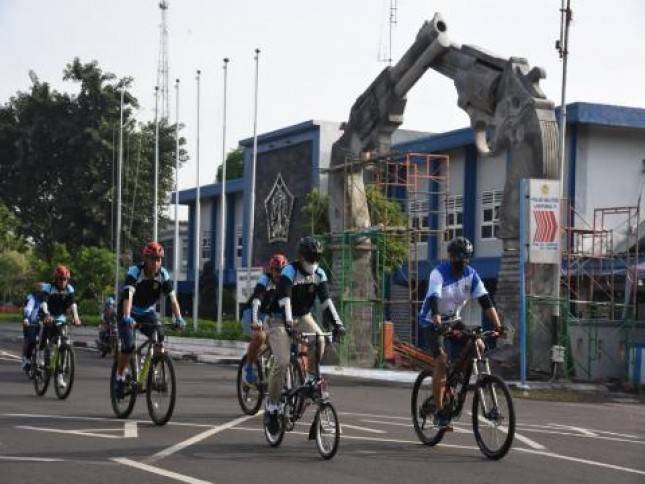 Gubernur AAL Mayjen Mar Nur Alamsyah dan Danjen Akademi TNI Gowes Sepeda Bersama