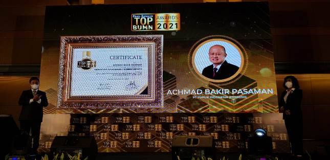 Dirut Pupuk Indonesia Bakir Pasaman Raih Penghargaan Top CEO in Sustainable Business Growth