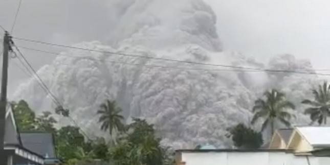 Presiden Jokowi Tinjau Daerah Terdampak Erupsi Gunung Semeru di Lumajang