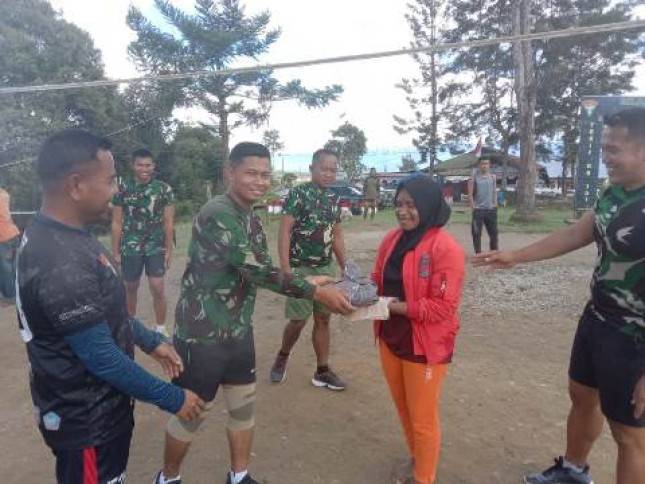 Satgas Yonif RK 751/VJS Ajak Generasi Muda Jayawijaya Bermain Volly
