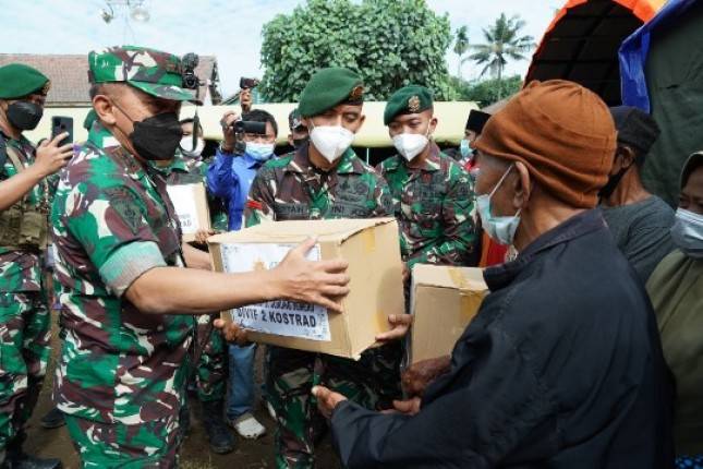 Pangdivif 2 Kostrad Bagikan Paket Sembako Kepada Korban Erupsi Gunung Semeru Lumajang