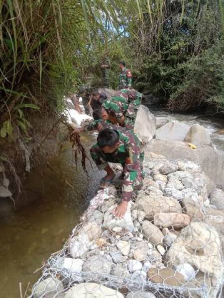 Satgas Yonif RK 751/VJS dan Masyarakat Perbaiki Irigasi Yang Rusak Akibat Banjir
