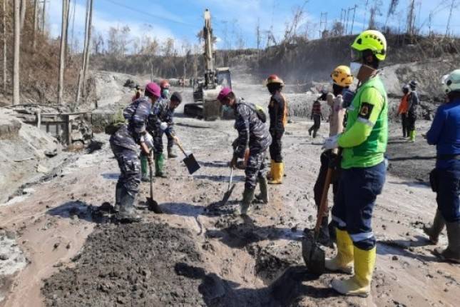 Prajurit Marinir dari Yonmarhanlan V Laksanakan Pencarian Korban Erupsi Semeru