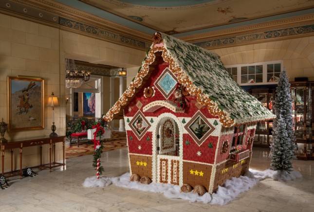 Sambut Natal dan Tahun Baru, Hotel Ini Hadirkan Rumah Roti Jahe Raksasa