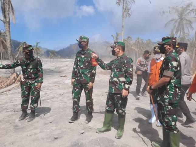 KSAD Jenderal TNI Dudung Abdurachman Kunjungi Prajurit dan Warga Terdampak Bencana Gunung Semeru