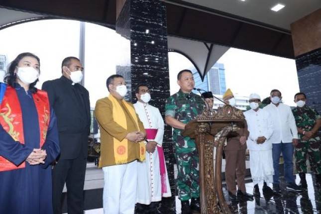 KASAD Jenderal TNI Dudung Abdurachman  Bersama Enam Tokoh Agama Pimpin Doa untuk Negeri