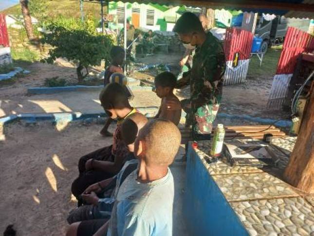 Peduli Terhadap Kerapian dan Kesehatan, Satgas Yonif RK 751 VJS Mencukur Rambut Warga