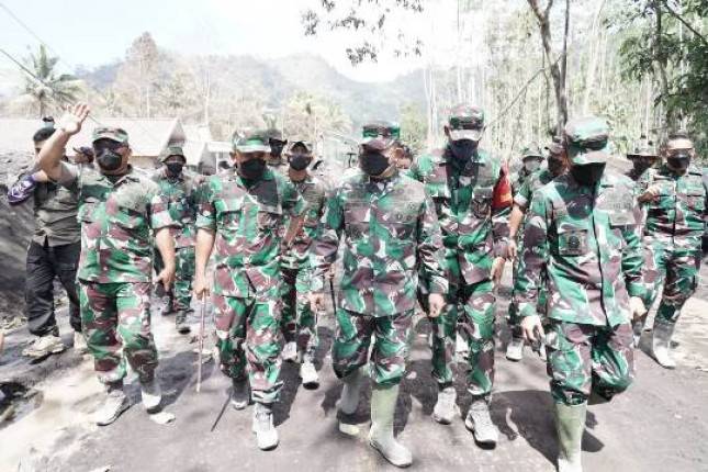 Pangdivif 2 Kostrad Mayjen Andi Dampingi Kasad Tinjau Lokasi Bencana Erupsi Gunung Semeru 