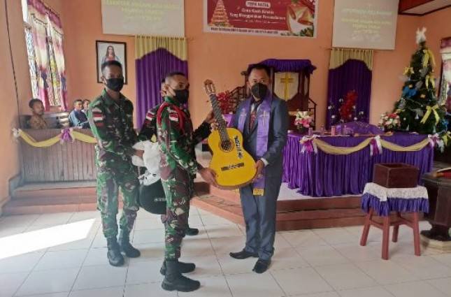 Satgas Yonif RK 732/Banau Serahkan Alat Musik Gitar