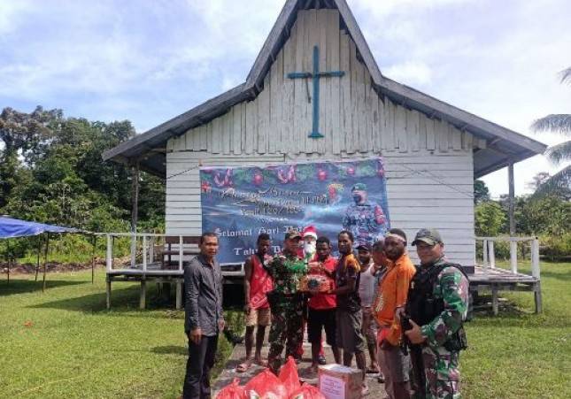 Satgas Pamtas 126 KC Berbagi Berkat Natal Kepada Masyarakat di  Perbatasan RI-PNG