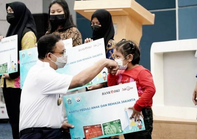 Potret Gubernur Anies Jongkok Berikan Bansos ke Bocah Curi Perhatian Warganet: Terharu Pak...