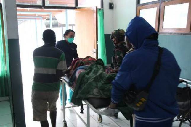 Satgas Kodim Yonif Raider 613/Rja Evakuasi Ibu Melahirkan di Kampung Pagaleme Kab. Puncak Jaya 