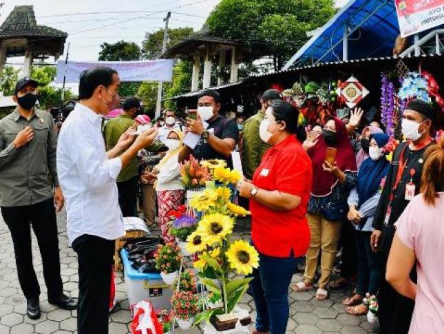 Kunjungi Pasar Purwodadi, Presiden Jokowi Ingatkan Jalankan Protokol Kesehatan